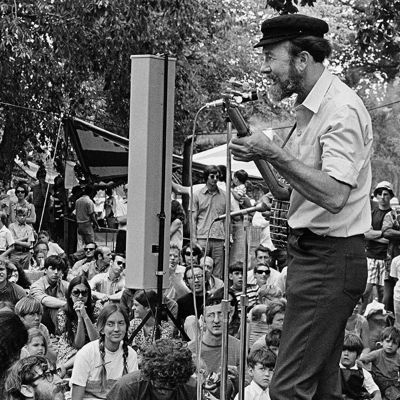 Pete Seeger: Standing Tall | Smithsonian Folkways Magazine