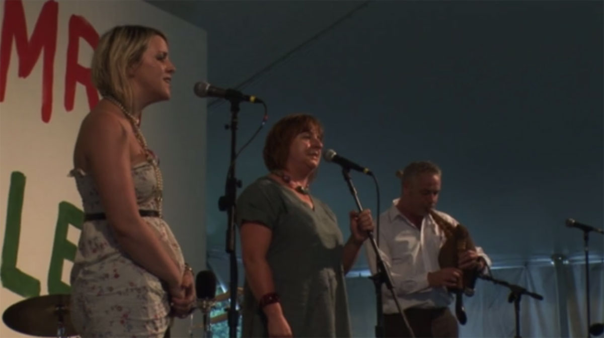 Linda Griffiths (Aberystwyth, Wales) and her daughter, Lisa Healy, are accompanied by Ceri Rhys Matthews (Pencader, Wales).